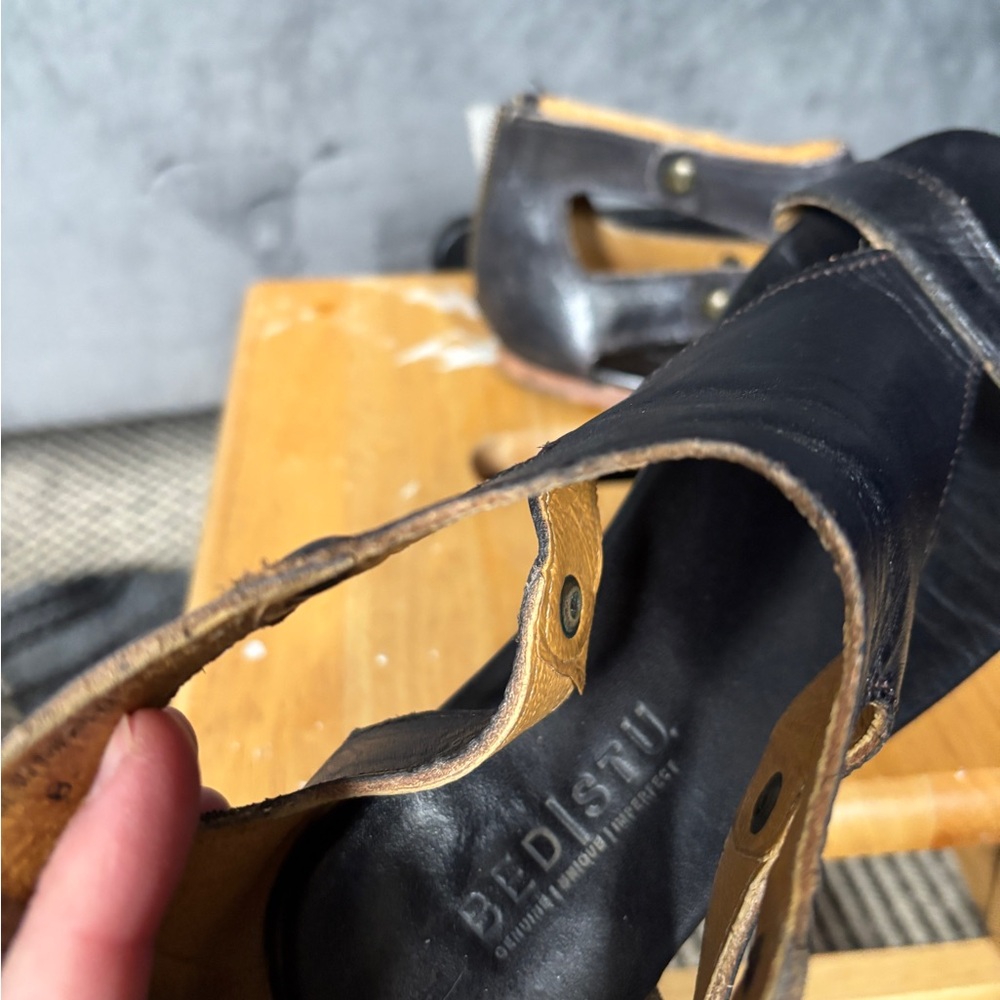 Bed Stu Black Leather Cutout Zip-Back Sandals - Picture 4 of 6